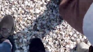 Ловля бычков и большого краба на пляже в Констанце