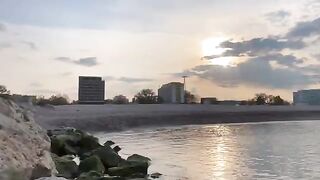 Ловля бычков и большого краба на пляже в Констанце