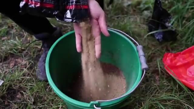 Поплавочная ловля лещей и плотвы на канале в кувшинках в Польше