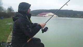 Фидерный поединок с опарышем на пруду Carp Lake в Тимише