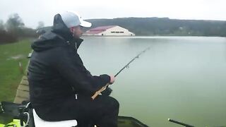Фидерный поединок с опарышем на пруду Carp Lake в Тимише