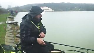 Фидерный поединок с опарышем на пруду Carp Lake в Тимише
