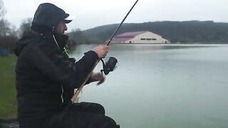 Фидерный поединок с опарышем на пруду Carp Lake в Тимише