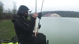 Фидерный поединок с опарышем на пруду Carp Lake в Тимише