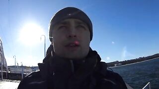 Ловля селёдки на ёлочку в Новом Порту Гданьска при холодном ветре
