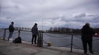 Ловля селёдки на ёлочку в Новом Порту Гданьска при холодном ветре