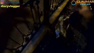Уличная рыбалка на хлеб у моста Грозэвешть на реке Дымбовица