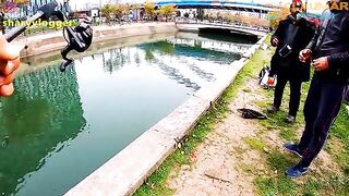 Уличная рыбалка на хлеб у моста Грозэвешть на реке Дымбовица