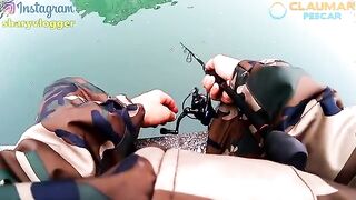 Уличная рыбалка на хлеб у моста Грозэвешть на реке Дымбовица