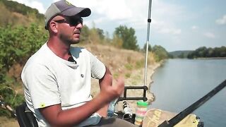 Толстолобик на кормушку с одним крючком на реке Муреш в уезде Арад Румынии