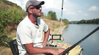 Толстолобик на кормушку с одним крючком на реке Муреш в уезде Арад Румынии