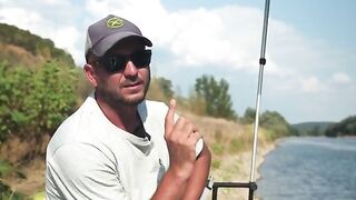 Толстолобик на кормушку с одним крючком на реке Муреш в уезде Арад Румынии