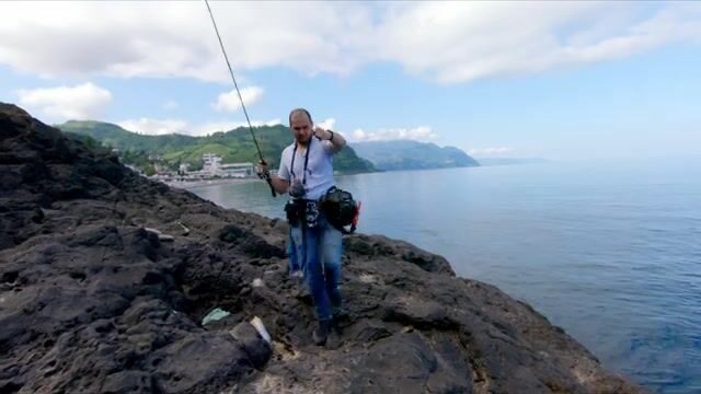 Утренняя ловля ласкирей на скалах в Сарпи, Грузия