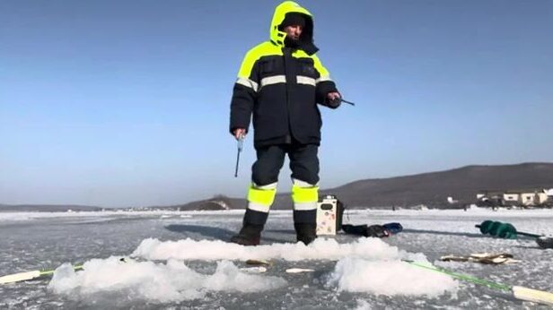 Ловля наваги в бухте Труда на Русском острове