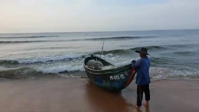 В Хотраме мы встретили лодку с живой рыбой у самого берега