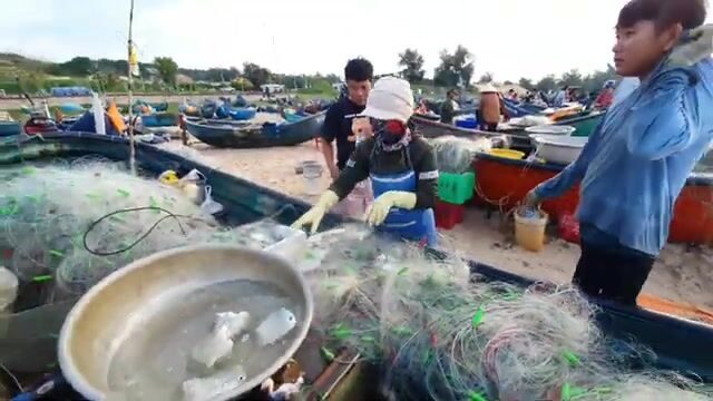 В Хотраме мы встретили лодку с живой рыбой у самого берега
