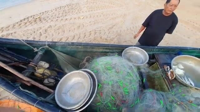 В Хотраме мы встретили лодку с живой рыбой у самого берега