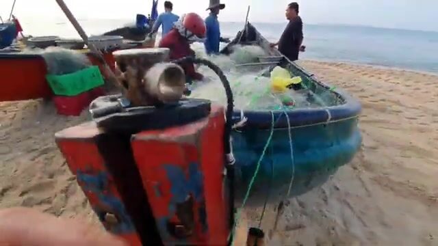 В Хотраме мы встретили лодку с живой рыбой у самого берега