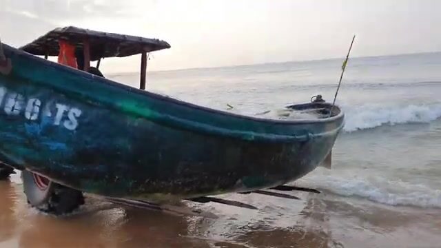 В Хотраме мы встретили лодку с живой рыбой у самого берега