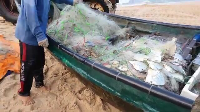 В Хотраме мы встретили лодку с живой рыбой у самого берега