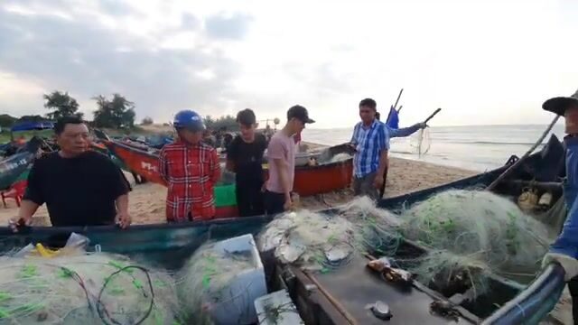 В Хотраме мы встретили лодку с живой рыбой у самого берега