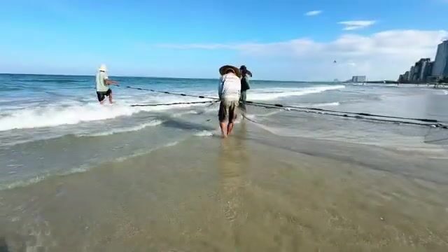 Береговая сеть на пляже Микхе в Дананге