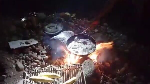 Рыба и плантаны на берегу в Макушери, Доминика