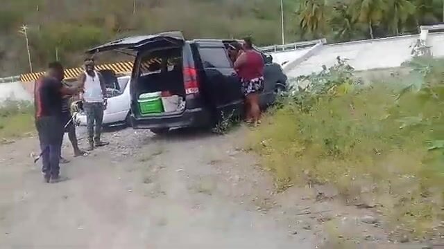 Рыба и плантаны на берегу в Макушери, Доминика