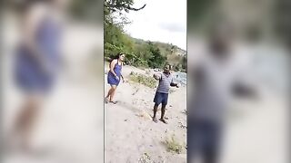 Рыба и плантаны на берегу в Макушери, Доминика
