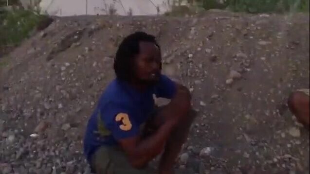 Рыба и плантаны на берегу в Макушери, Доминика