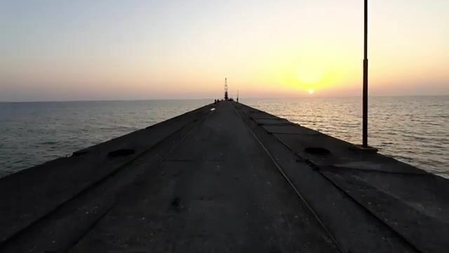 Самодельная удочка и закат на двух пирсах в Алахадзы, Абхазия