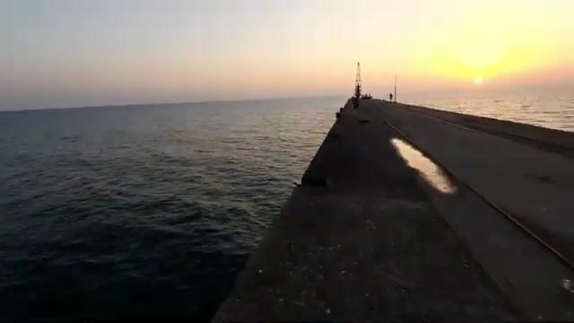 Самодельная удочка и закат на двух пирсах в Алахадзы, Абхазия
