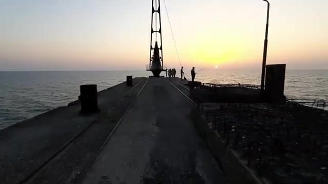 Самодельная удочка и закат на двух пирсах в Алахадзы, Абхазия