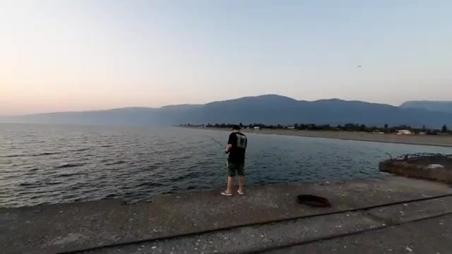 Самодельная удочка и закат на двух пирсах в Алахадзы, Абхазия