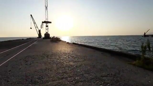 Самодельная удочка и закат на двух пирсах в Алахадзы, Абхазия