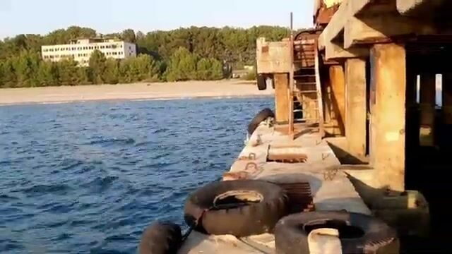 Самодельная удочка и закат на двух пирсах в Алахадзы, Абхазия