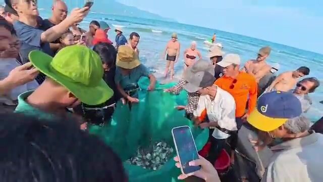 Прибрежная рыбалка в Дананге у пляжа Микхе