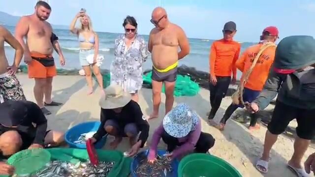 Прибрежная рыбалка в Дананге у пляжа Микхе
