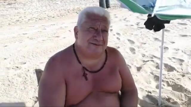 Семейный выезд к воде: палатка, удочки и спокойный темп