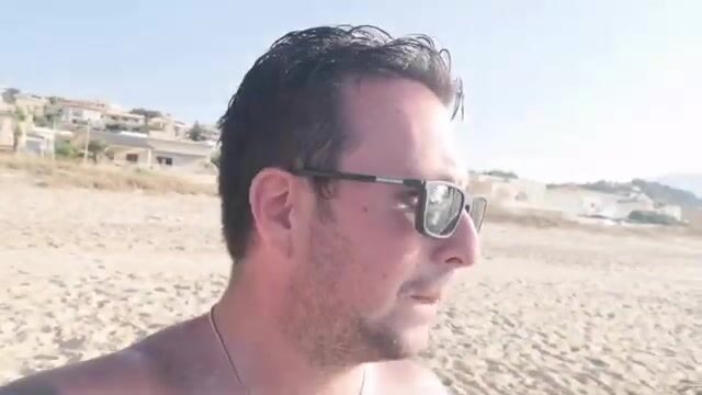 Семейный выезд к воде: палатка, удочки и спокойный темп