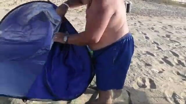 Семейный выезд к воде: палатка, удочки и спокойный темп