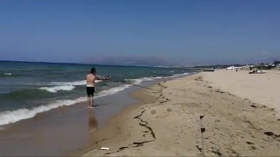 Семейный выезд к воде: палатка, удочки и спокойный темп