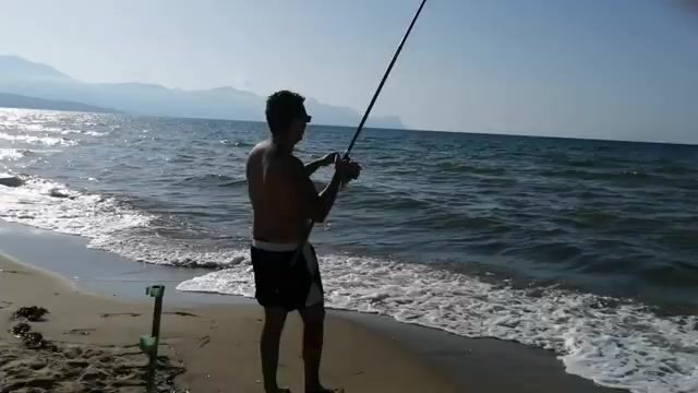 Семейный выезд к воде: палатка, удочки и спокойный темп