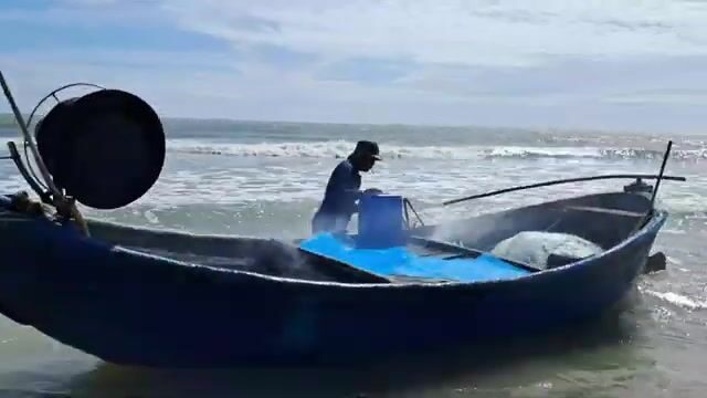 На пляже Хотрам встретили лодку с крупной морской рыбой