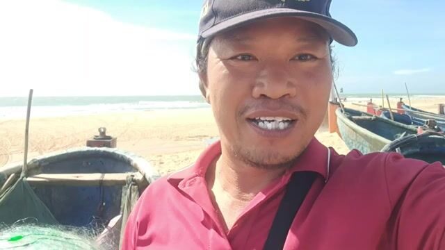 На пляже Хотрам встретили лодку с крупной морской рыбой