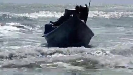 На пляже Хотрам встретили лодку с крупной морской рыбой