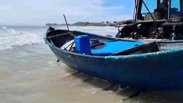 На пляже Хотрам встретили лодку с крупной морской рыбой