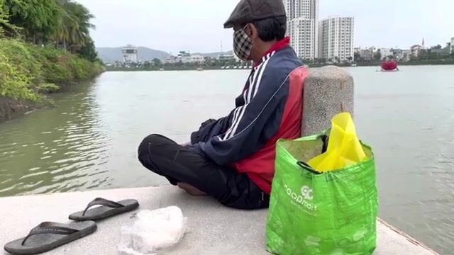 У озера Донгда в Куинёне мы расспросили рыболова о приманке