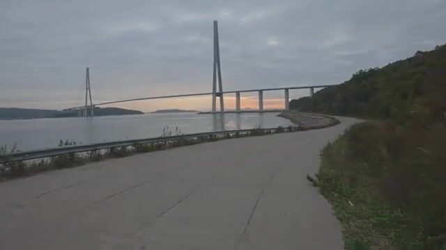 Подмостовье на Русском: камни, тросы и две лакедры