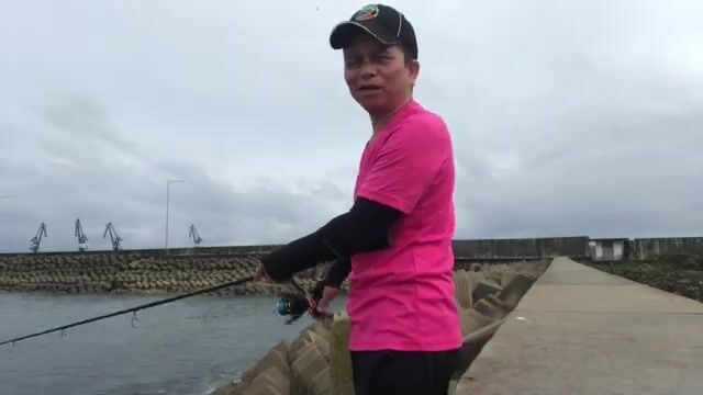 На каменистом берегу в Бате мы поймали трех тунцов и саргана на самоделку